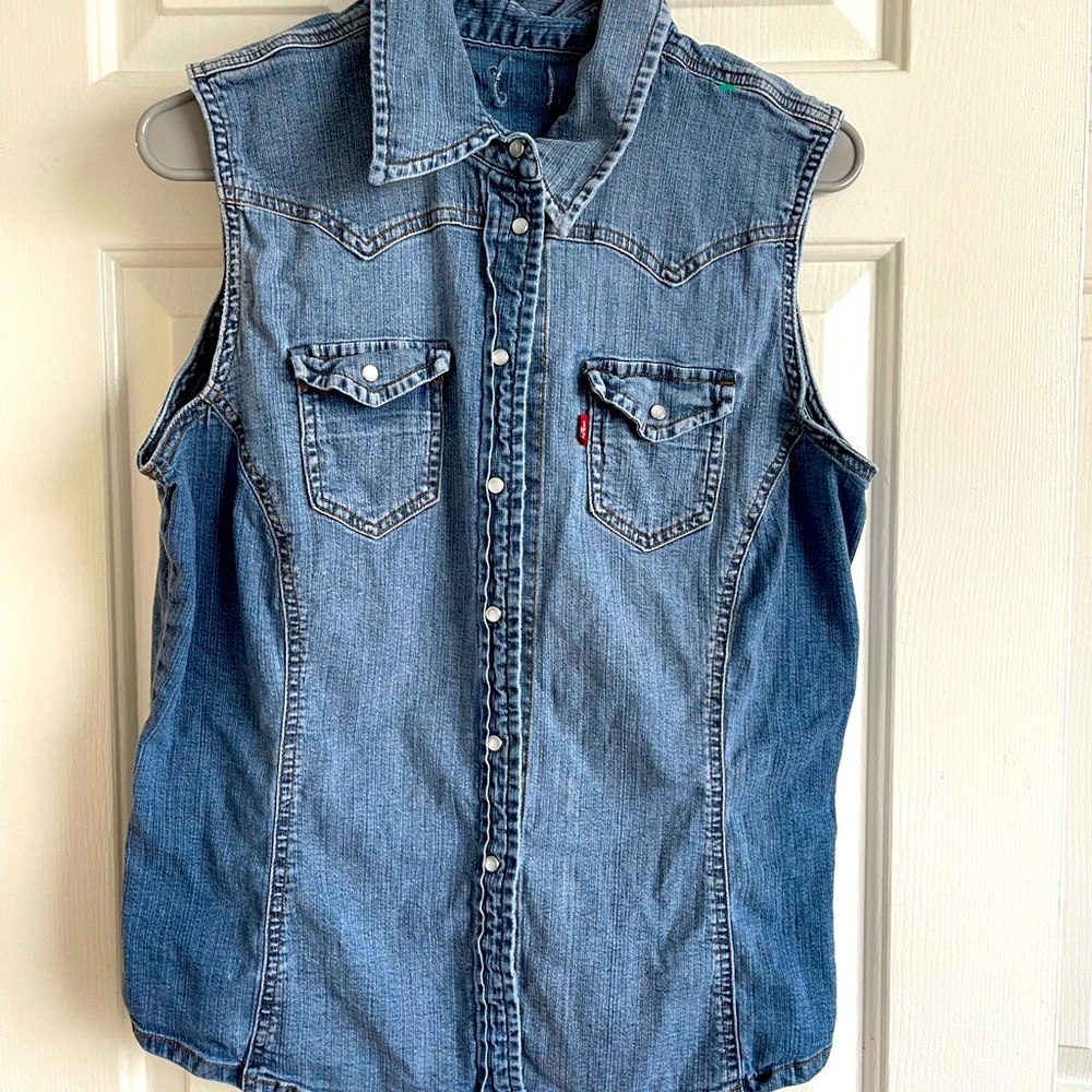 Levi’s vintage pearl snap vest M/L